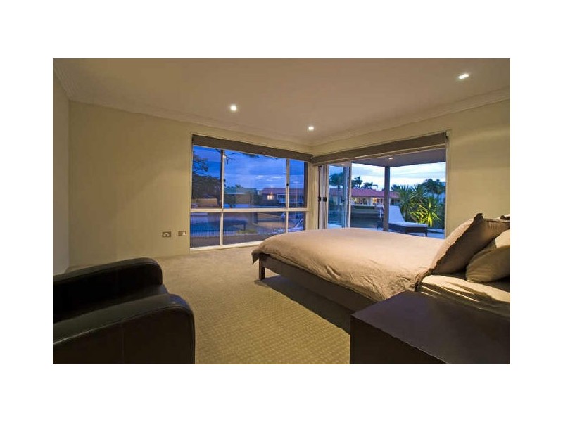 contemporary style bedroom