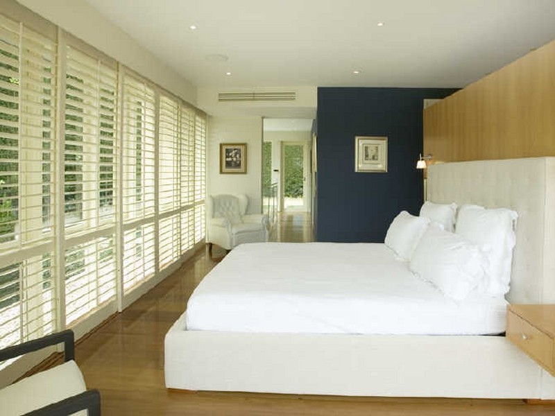 contemporary style bedroom