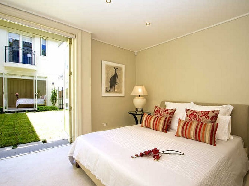 contemporary style bedroom