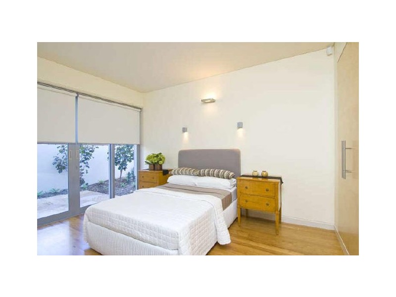 contemporary style bedroom