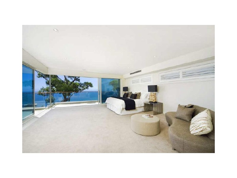 contemporary style bedroom