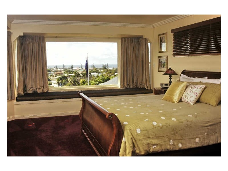 contemporary style bedroom