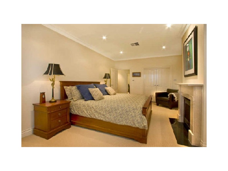 contemporary style bedroom