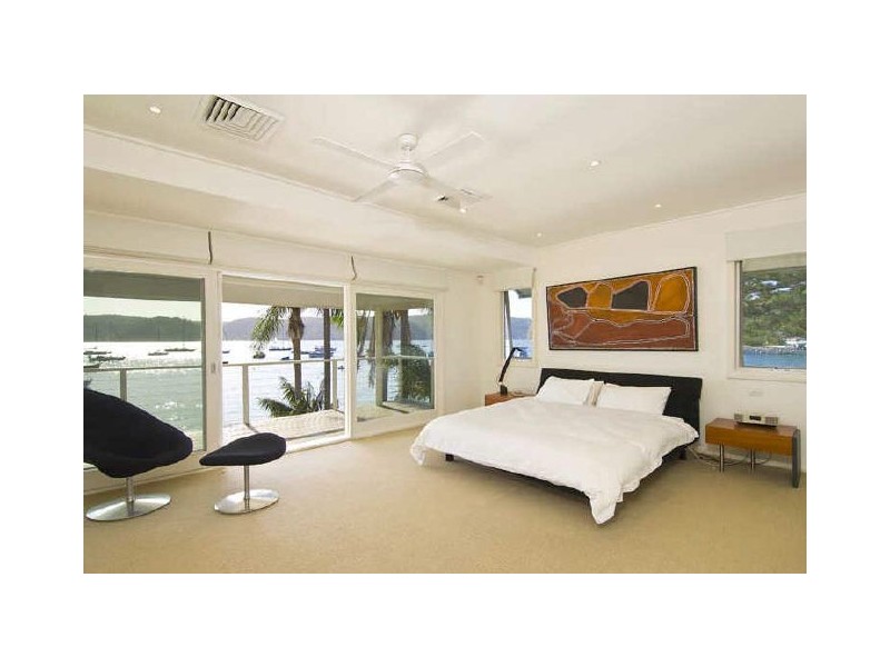 contemporary style bedroom