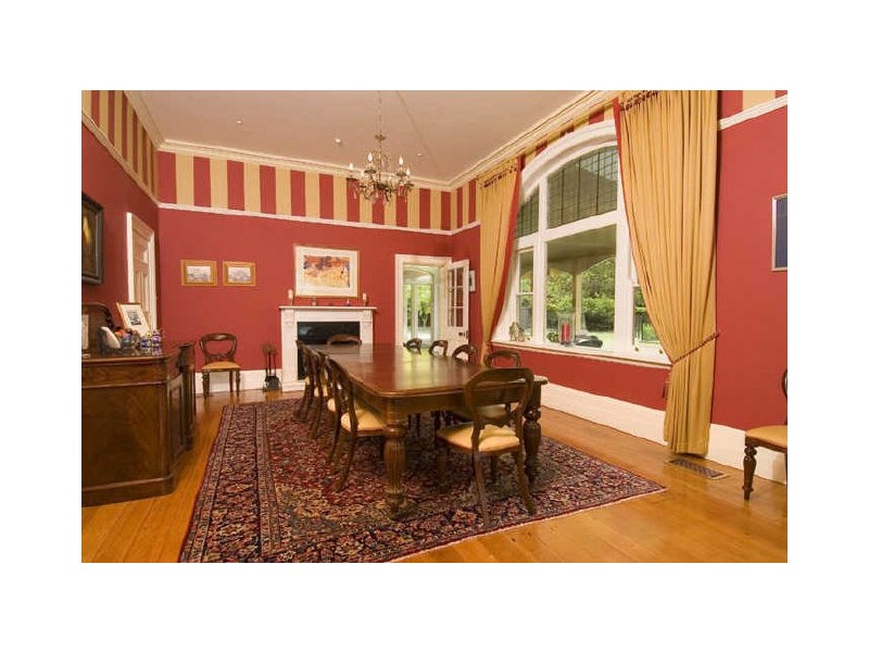 classic style dining room