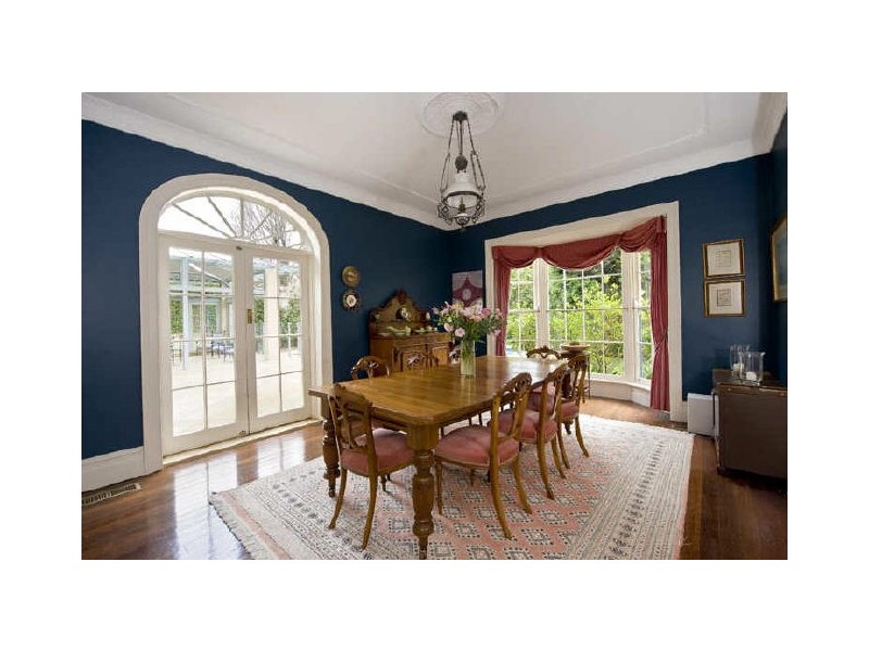 classic style dining room