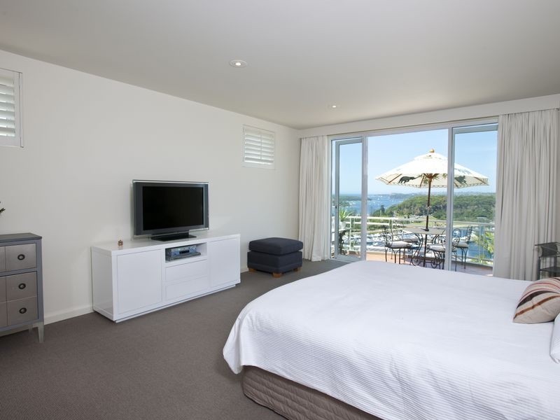 contemporary style bedroom