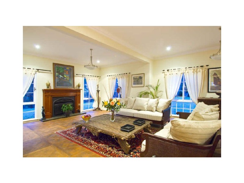 classic style dining room