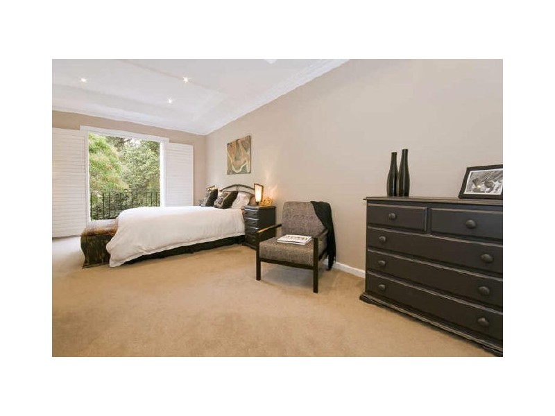 contemporary style bedroom