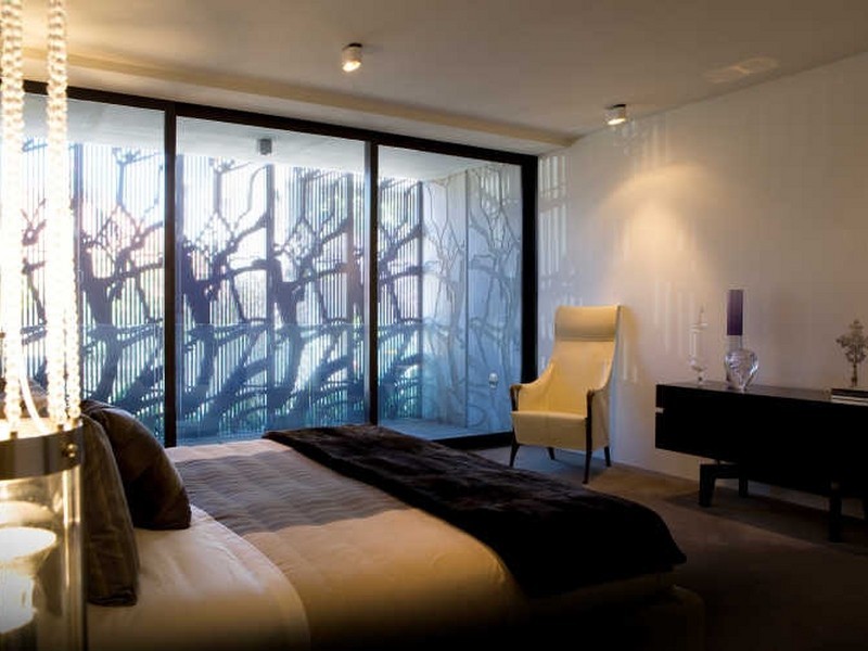 contemporary style bedroom