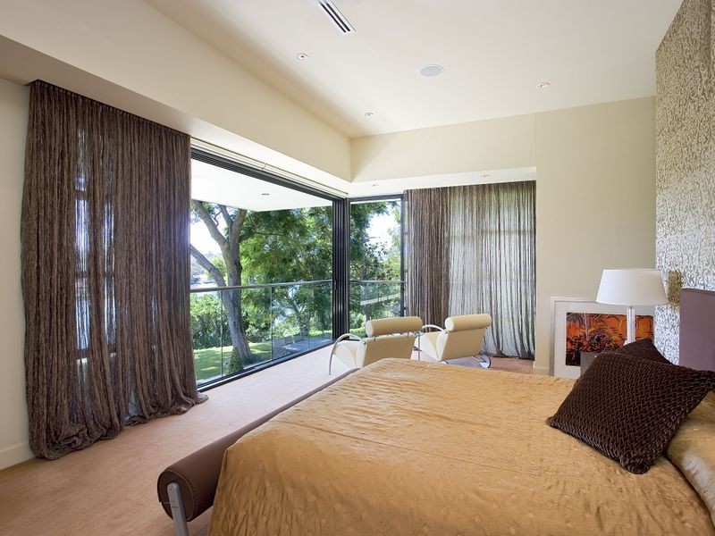 contemporary style bedroom