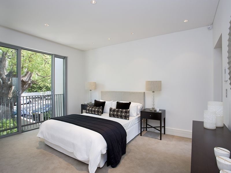 contemporary style bedroom