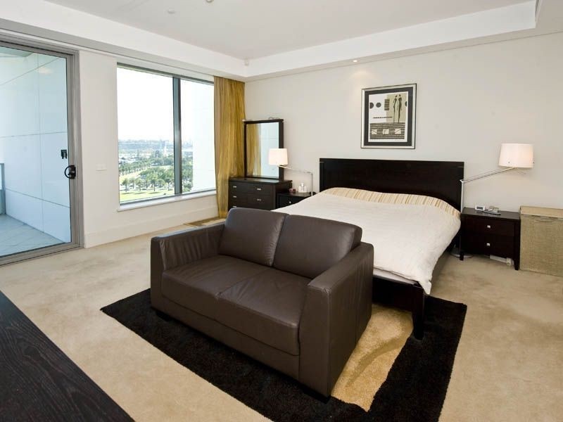 contemporary style bedroom