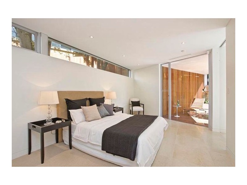 contemporary style bedroom