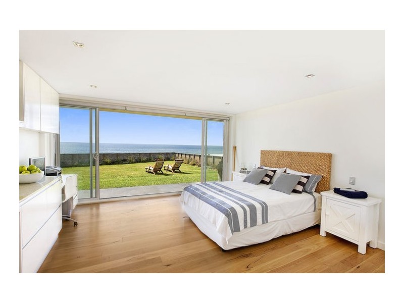 contemporary style bedroom