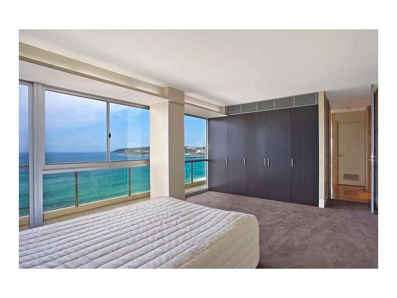 contemporary style bedroom