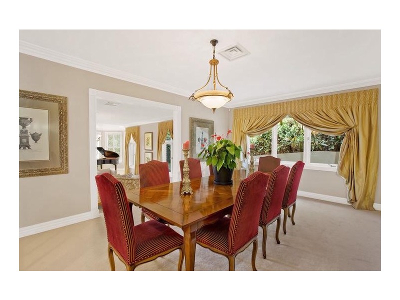 classic style dining room
