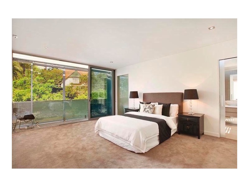 contemporary style bedroom