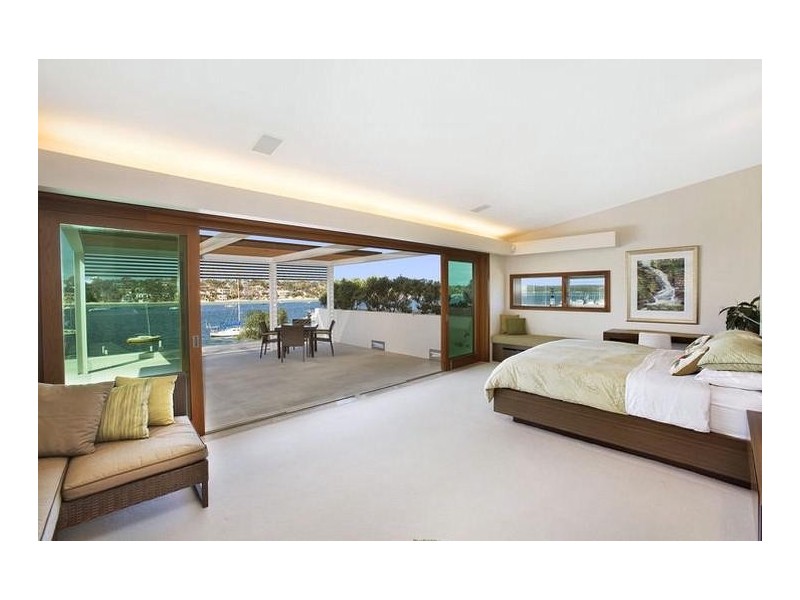 contemporary style bedroom