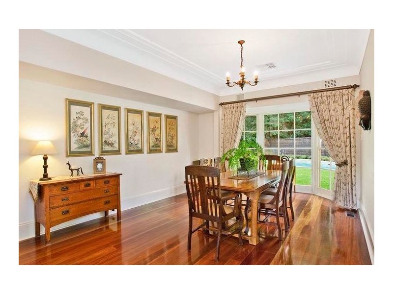 classic style dining room