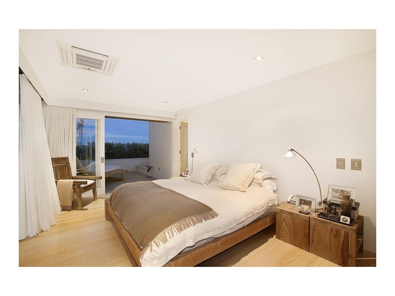 contemporary style bedroom