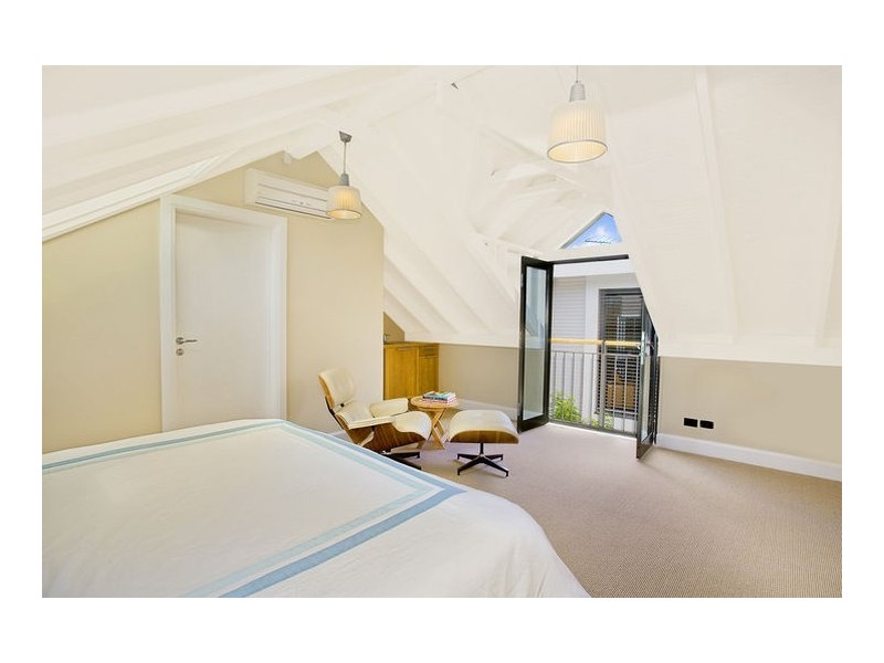 contemporary style bedroom