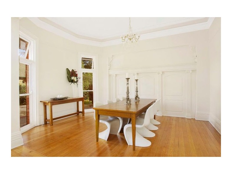 classic style dining room