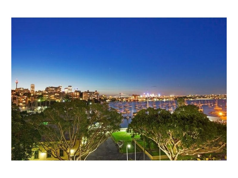 contemporary style bedroom