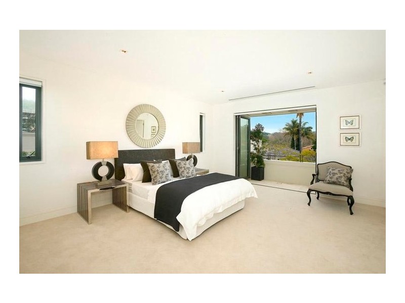 contemporary style bedroom