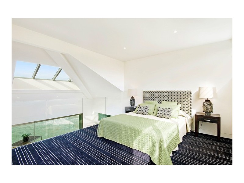 contemporary style bedroom