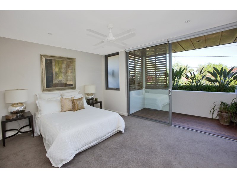 contemporary style bedroom