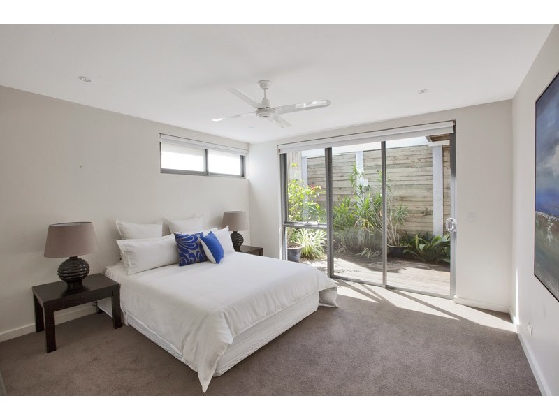 contemporary style bedroom