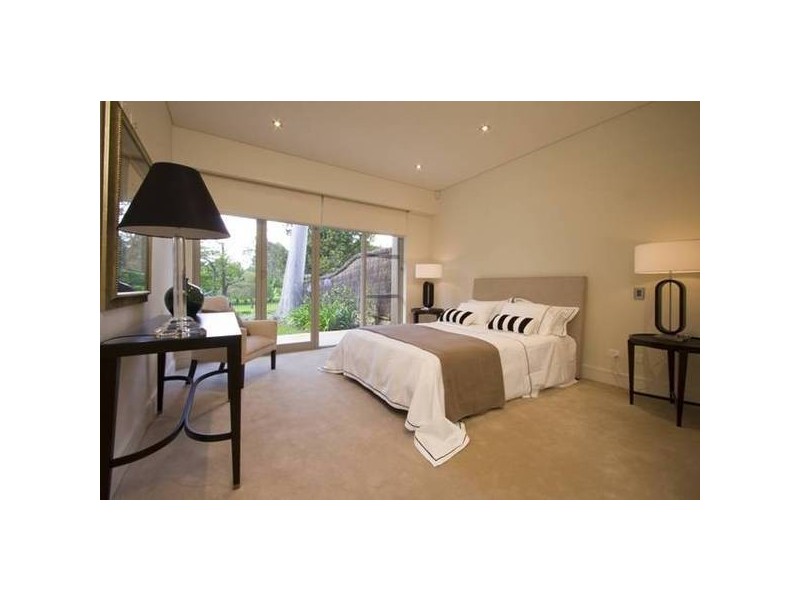 contemporary style bedroom