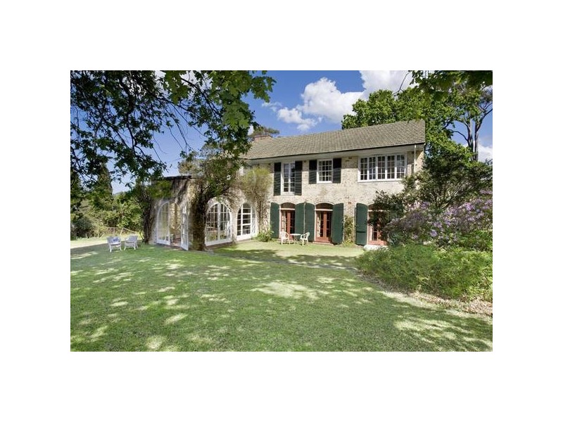 colonial style facade