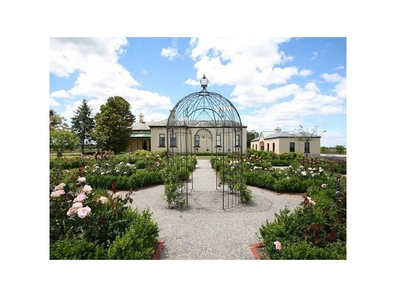 classic & elegant garden style landscape