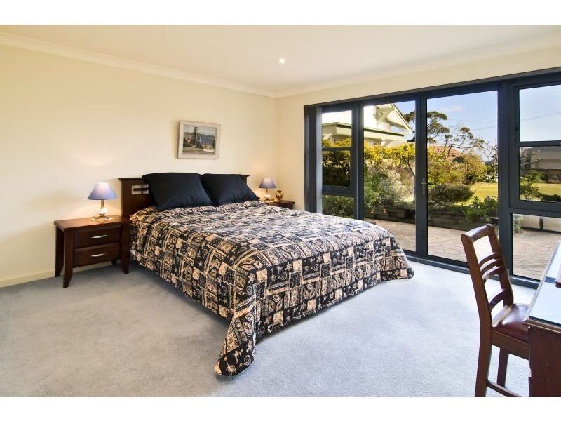 contemporary style bedroom