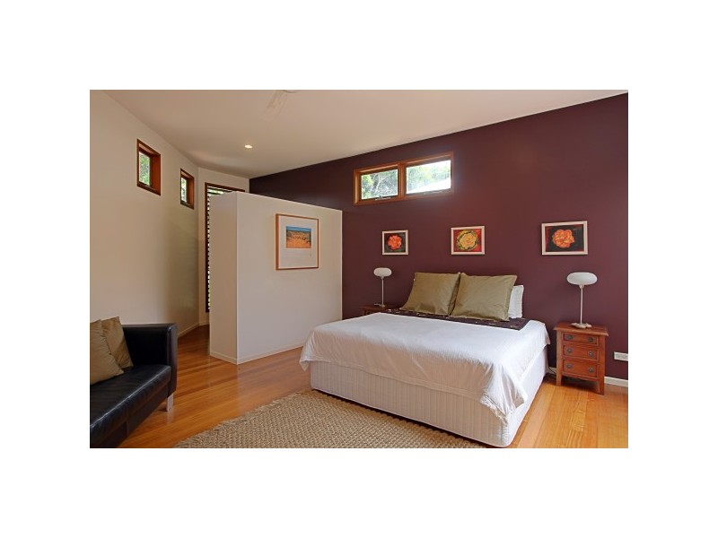 contemporary style bedroom