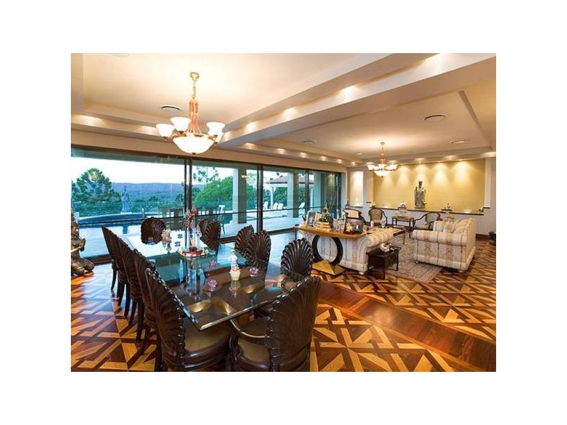 classic style dining room