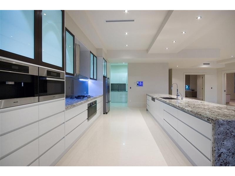 contemporary style bedroom