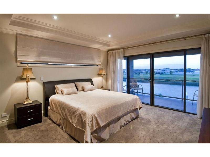 contemporary style bedroom