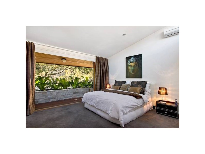 contemporary style bedroom