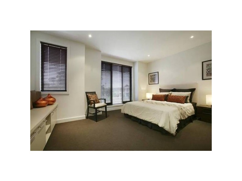 contemporary style bedroom