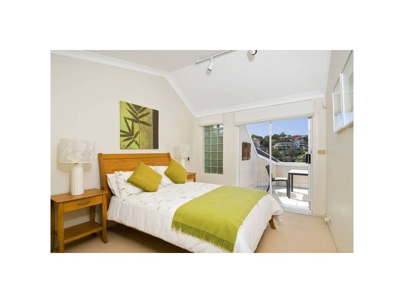 contemporary style bedroom