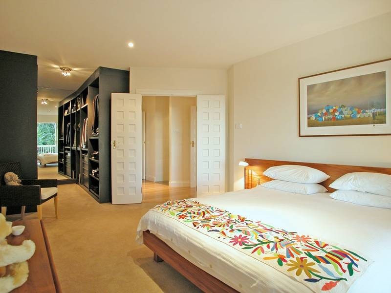 contemporary style bedroom