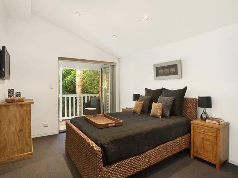 contemporary style bedroom