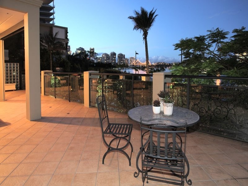 classic style dining room