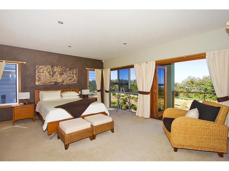 contemporary style bedroom