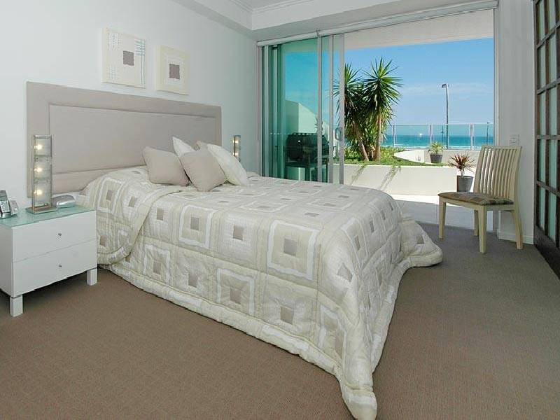 contemporary style bedroom