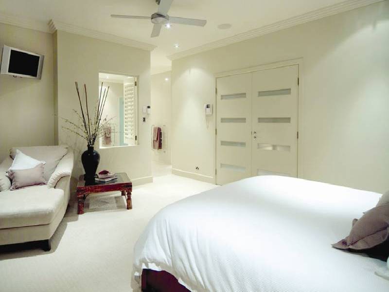 contemporary style bedroom