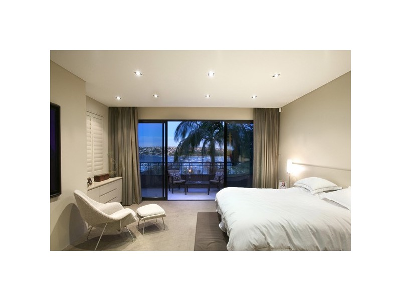 contemporary style bedroom